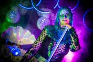 LED-Show auf Eventbühne in Dresden, Künstler in Aktion