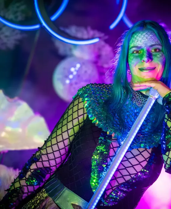 LED-Show auf Eventbühne in Dresden, Künstler in Aktion