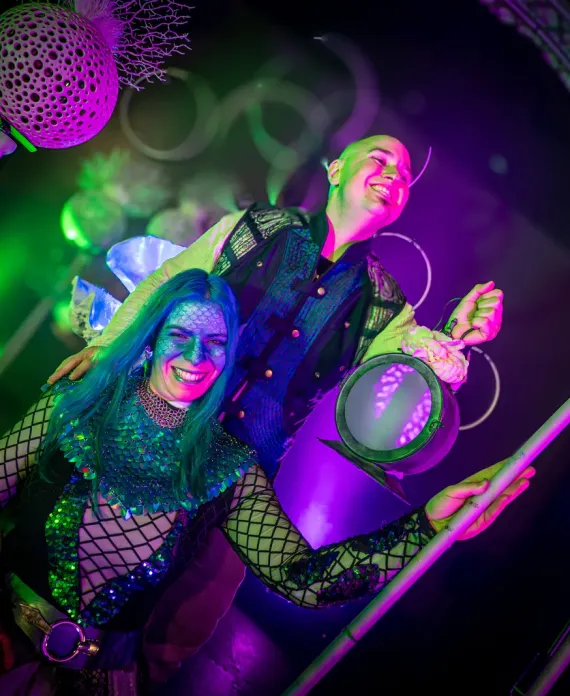 Firmenlogo sichtbar in LED-Show auf Bühne in Leipzig