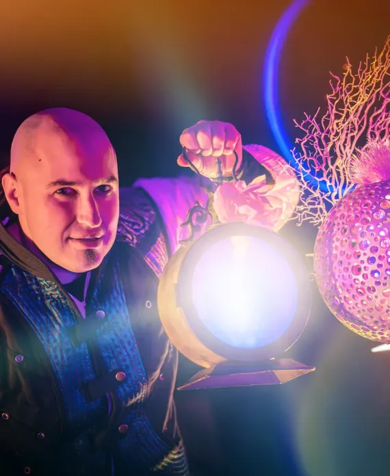 Showact auf Indoor-Bühne in Nürnberg mit LED-Effekten