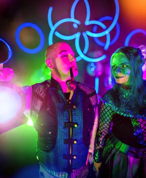 Lichtshow für Firmen-Event indoor mit Logo-Visuals in Leipzig