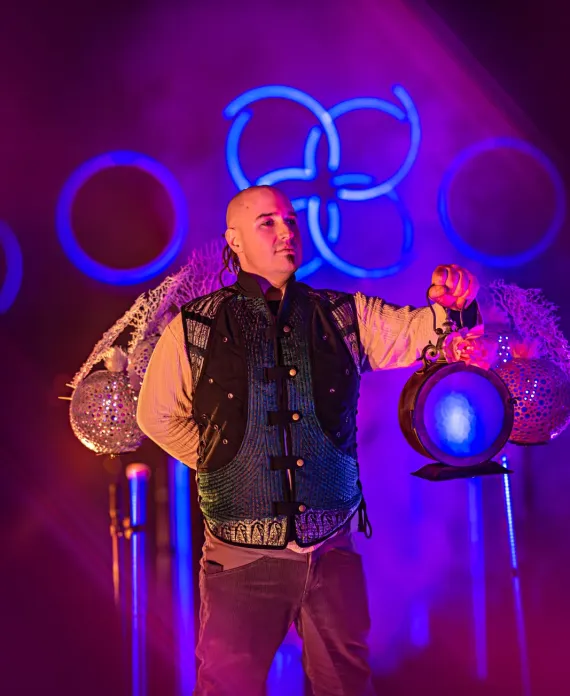 LED-Künstler performen Showact auf Bühne in Nürnberg