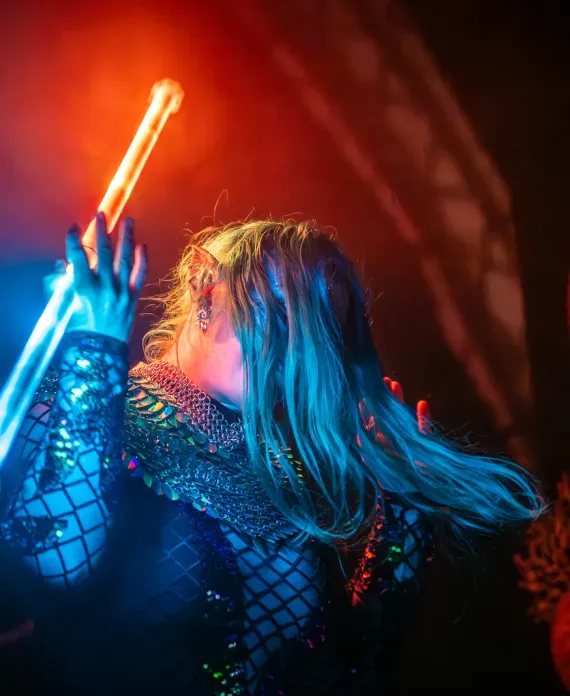 Markenlogo wird in LED-Visuals der Show in Dresden dargestellt