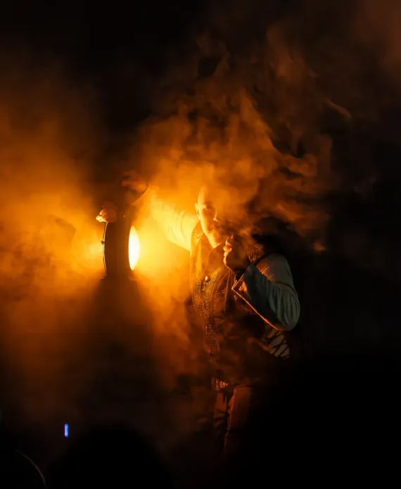 Lichtkunst-Show auf Bühne bei Indoor-Event in Berlin