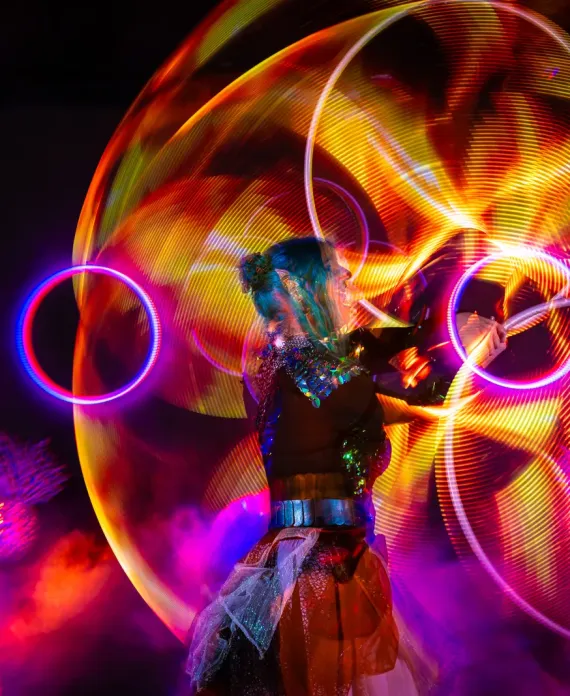 Künstler auf Bühne mit LED-Requisiten bei Event in Chemnitz