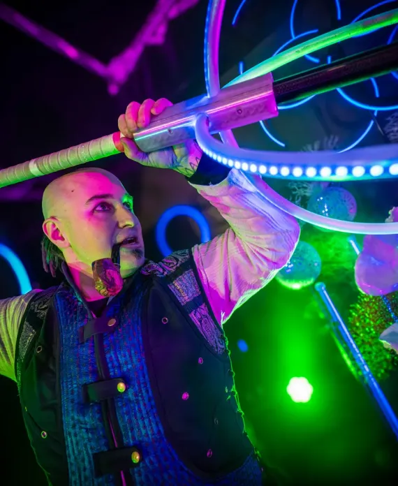 Firmenlogo erscheint in Lichtshow während Bühnenperformance in Berlin