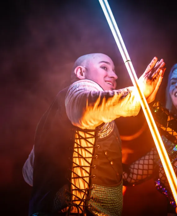 Indoor-Event mit LED-Lichtshow und Künstlern in Leipzig