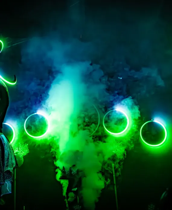 Lichtkünstler performt LED-Show im Indoor-Event in Chemnitz