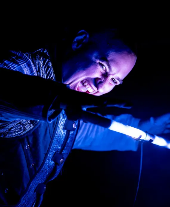 Indoor-Lichtshow mit Künstlern auf Bühne in Nürnberg