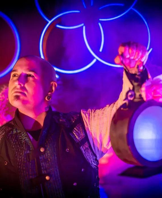 Firmenlogo eingeblendet in Lichtshow auf Bühne in Berlin