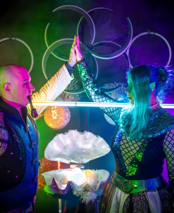 Lichtshow-Künstler beim Indoor-Event nahe Leipzig